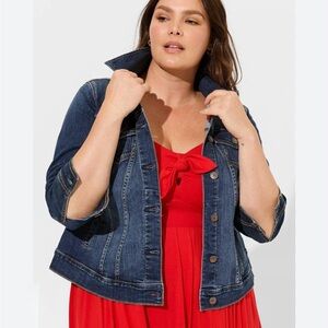 NWT Torrid Denim Fitted Cropped Trucker Jacket Stretch Denim Size 2/XXL